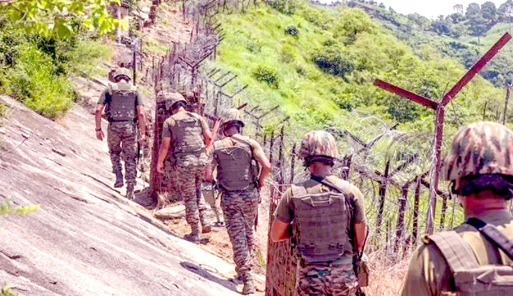 BSF kills Pakistani intruder crossing border.